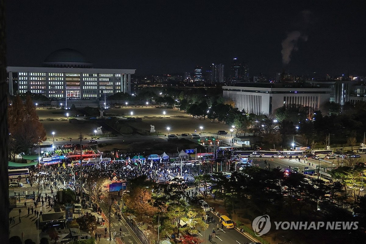 '韓 계엄' 전한 외신 "국민 분노...尹 몰락할 수도"