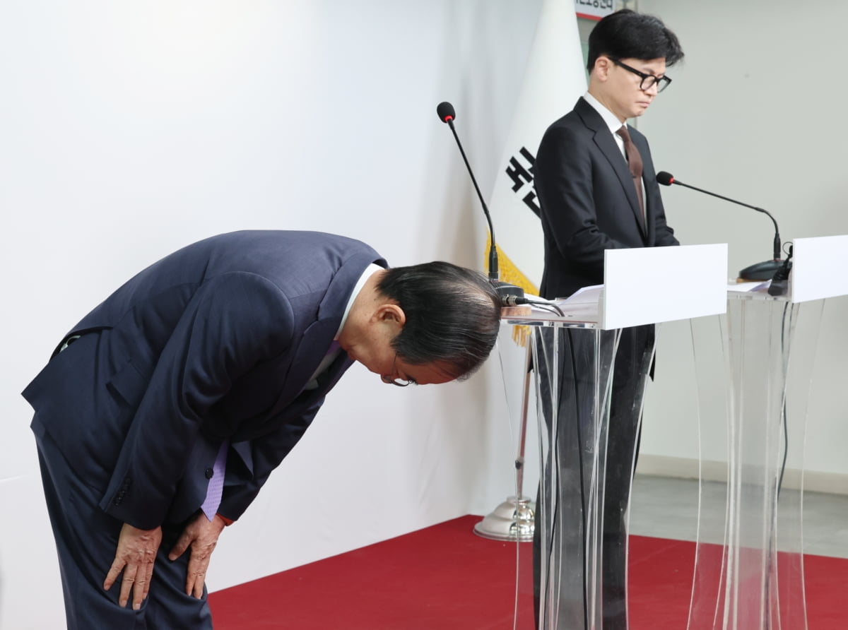 한덕수 국무총리가 8일 오전 서울 여의도 국민의힘 당사에서 열린 국정 수습 방안에 대한 한동훈 대표와의 공동 담화문 발표에서 허리를 깊이 숙여 사과 인사를 하고 있다.