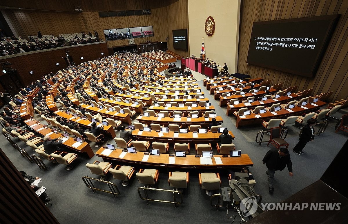 [속보] 민주, 尹탄핵안 표결 위해 본회의장 입장