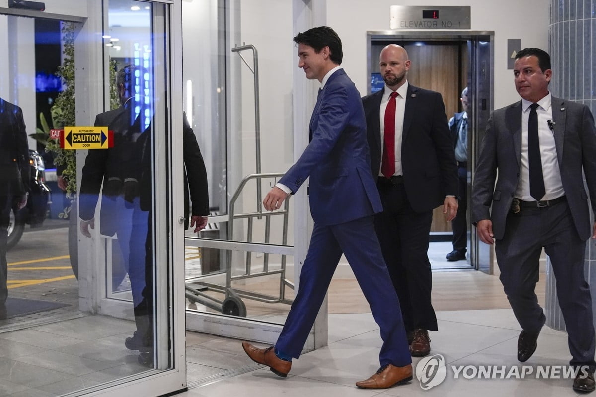 트럼프 '관세폭탄' 위협에…국경 대책 사활