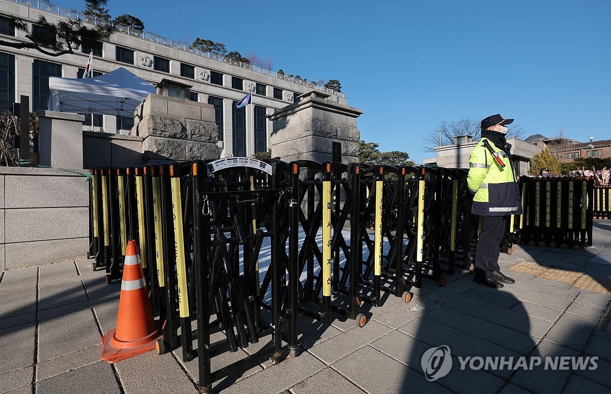 "이런 대통령 처음" 탄핵서류 안 받는 尹에 '당혹'