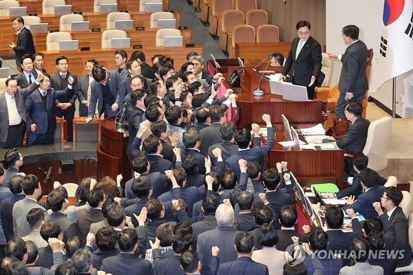 "사태 해결은 안하고"…외신들 '난장판' 韓국회 조명