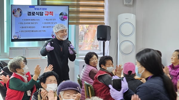 '한영♥' 박군, 위생모 쓰고 장갑 끼고…독거노인 180명 대상 나눔 봉사