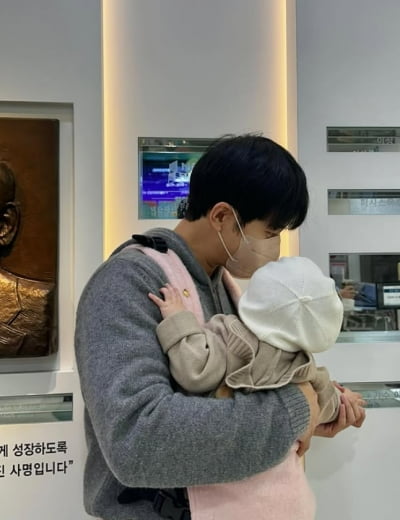 '♥이다인' 이승기, 10개월 딸 꼭 안고…발라드 황태자 아닌 '스윗 파파'