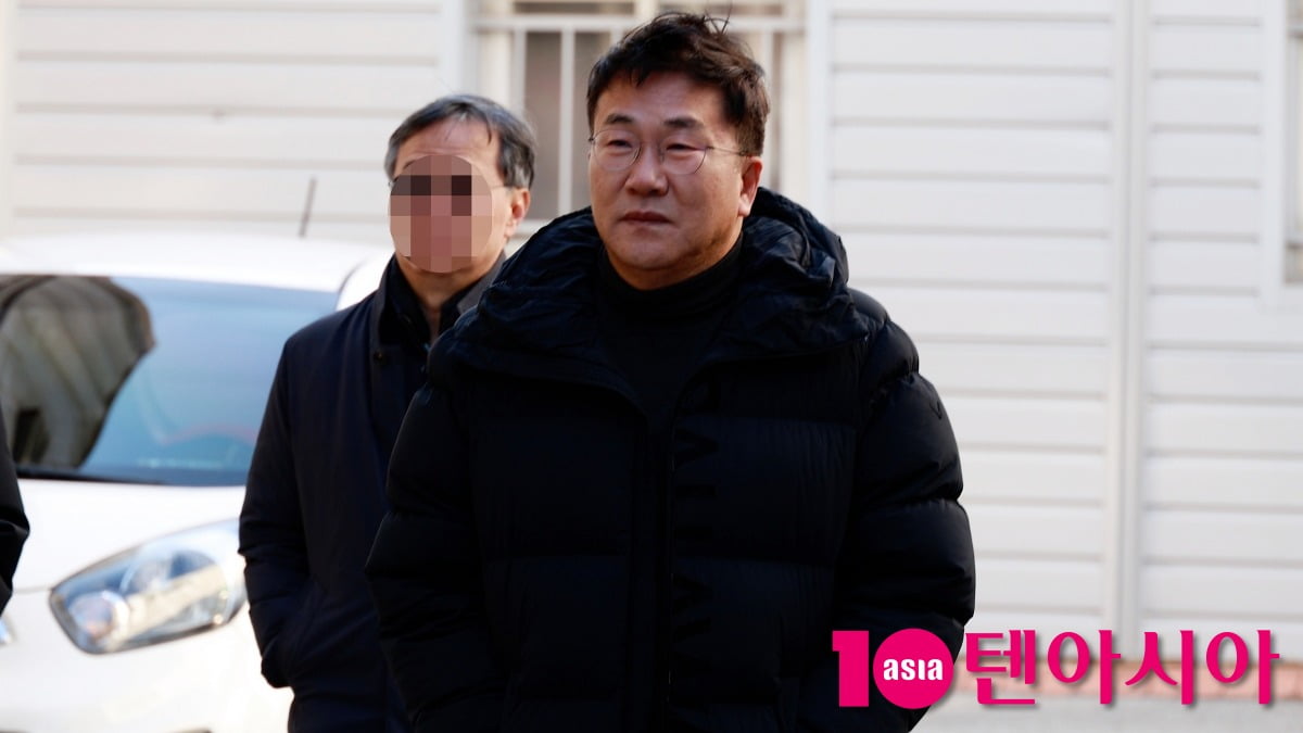 "뒤에서 끌어안아" 유영재, 강제 추행 혐의로 공판 출석