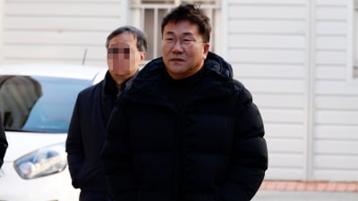 "뒤에서 끌어안아" 유영재, 강제 추행 혐의로 공판 출석