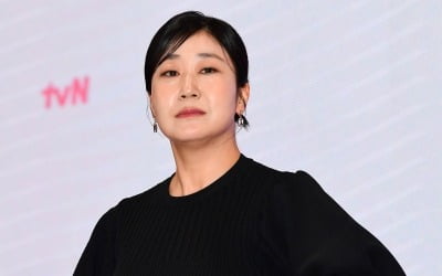 '49세' 라미란, 외국인과 ♥핑크빛 터지려나…유럽서 숨겨진 반전 인연 ('텐트밖')