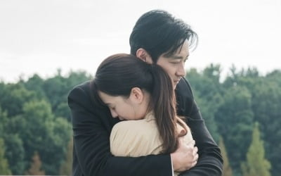 주지훈♥정유미, 연인되더니 스킨십 거침 없네…옥상서 '와락 포옹' ('사외다')