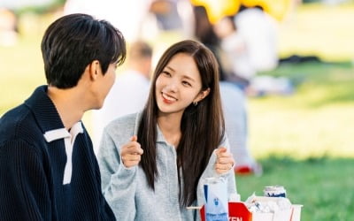 채수빈, '10살 연상' 유연석과 ♥핑크빛 조짐…비하인드서도 싱글벙글 ('지거전')