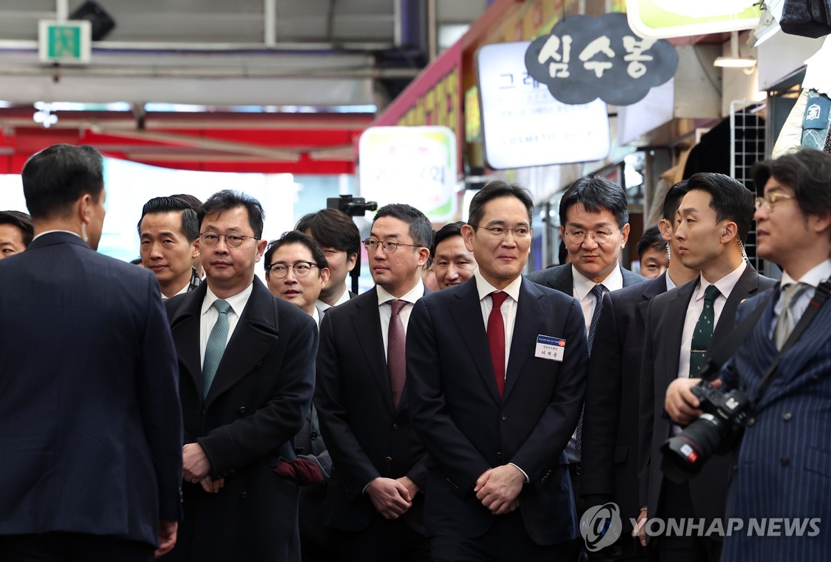 '친필 사인 떼고·사진 가리고'…전국서 尹 대통령 흔적 지우기