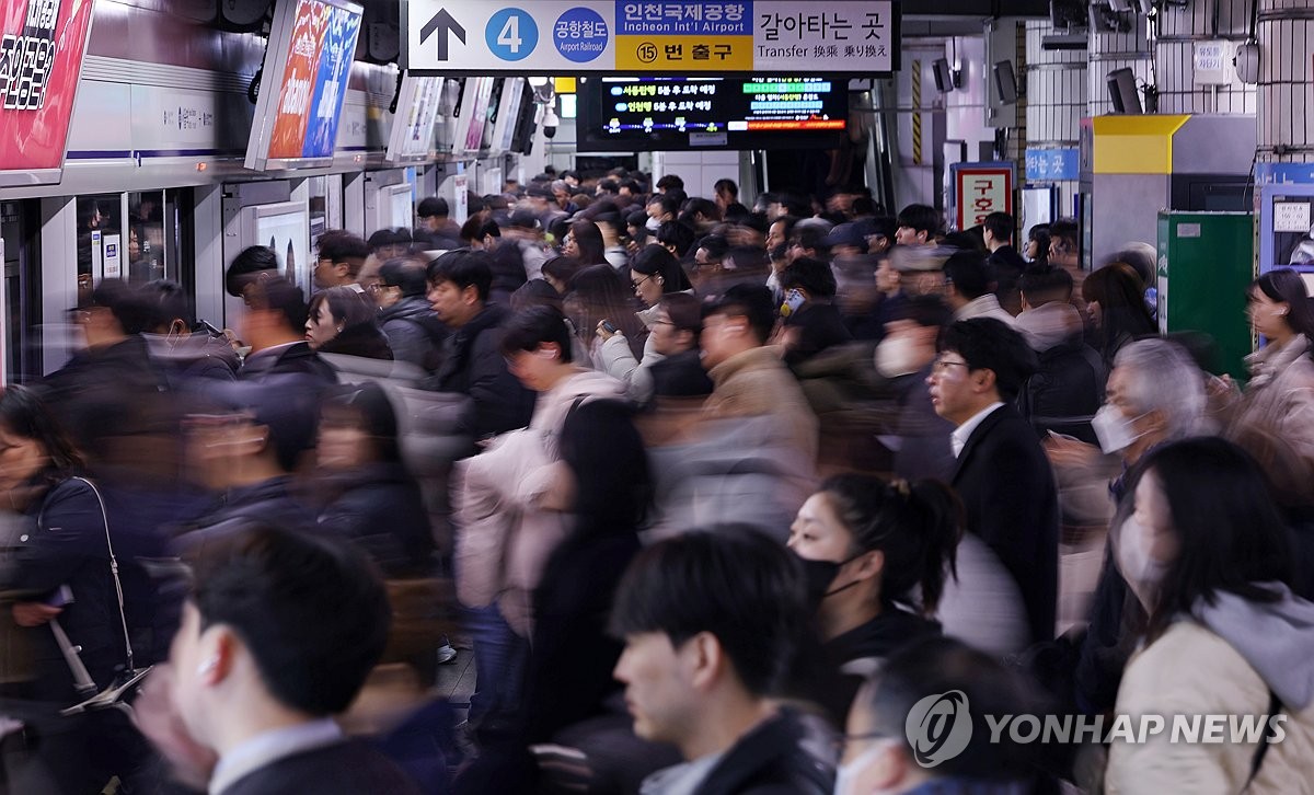 철도파업 닷새째, 열차·전철 감축 운행…출근길 불편 지속