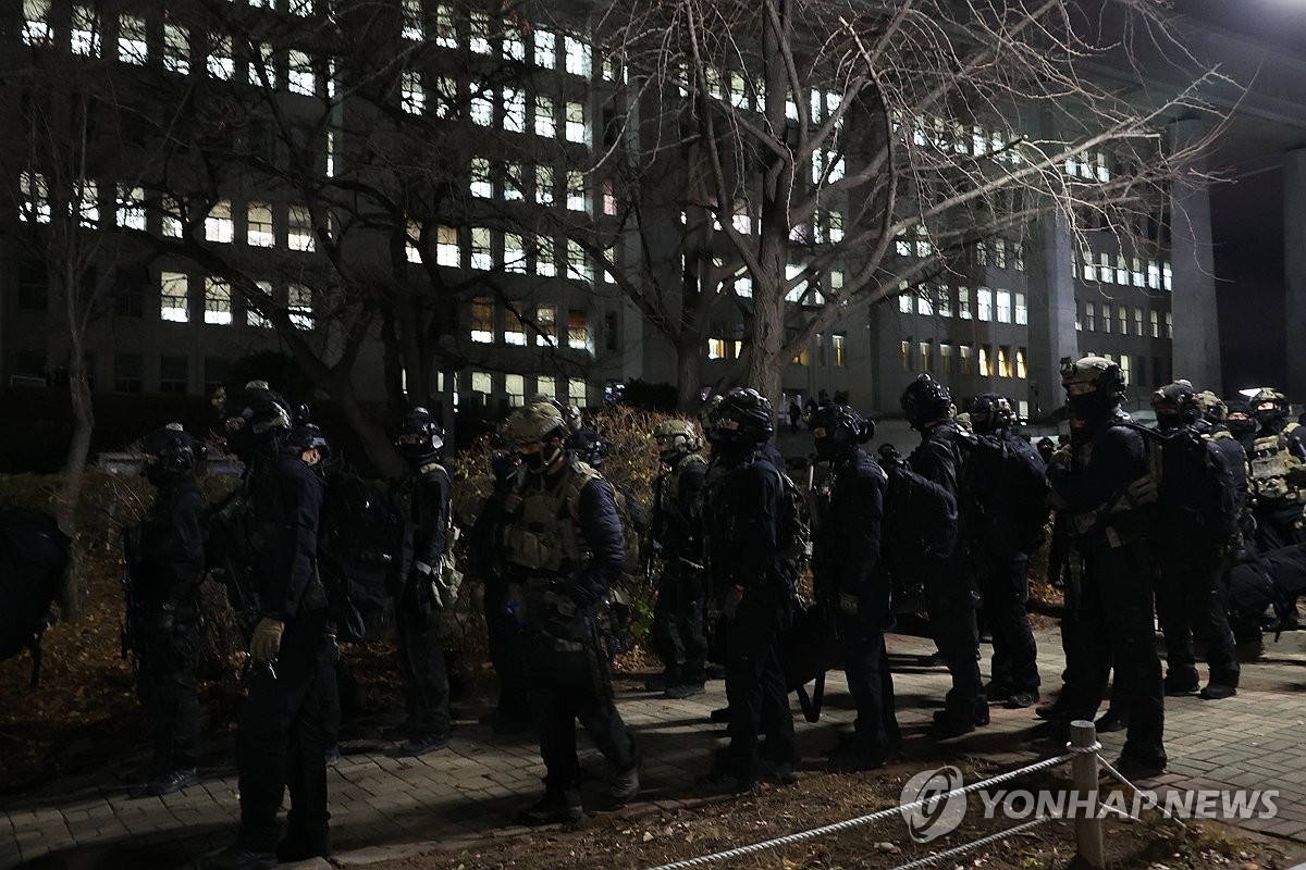 계엄군, 무장했지만 소극적 움직임…큰 물리적 충돌은 없었다