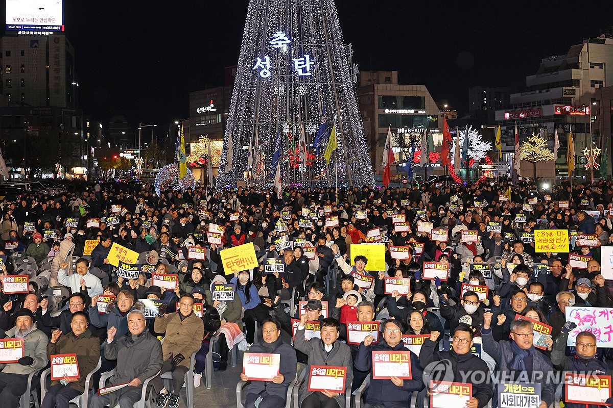 "민주주의 수호·윤석열 퇴진"…전국 광장 곳곳서 촛불집회