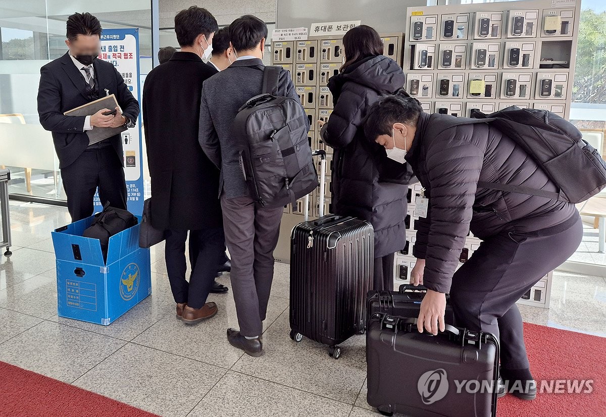 초유의 국방장관 집무실 압수수색…슬롯 사이트 "수사 적극 협조"