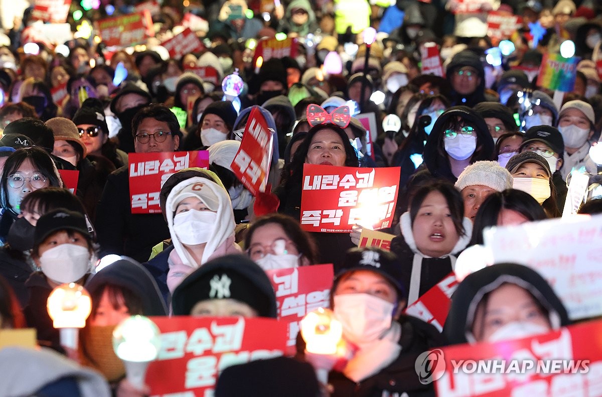 연일 타오르는 국회 앞 '촛불'…탄핵소추안 통과 촉구