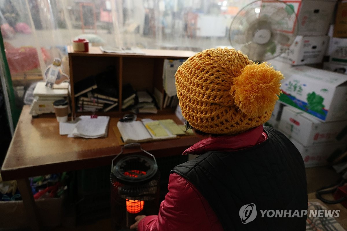 '친필 사인 떼고·사진 가리고'…전국서 尹 대통령 흔적 지우기