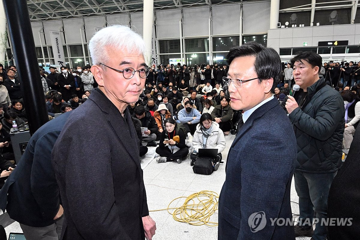 [제주항공 참사] 애경 책임론에 '불매운동' 조짐·주가도 급락