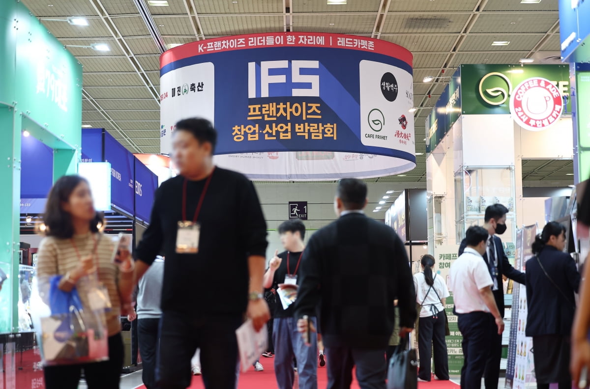 지난 10월31일 서울 강남구 코엑스에서 열린 IFS 프랜차이즈 창업·산업 박람회를 찾은 시민들이 참가 부스를 둘러보고 있다. 사진=연합뉴스