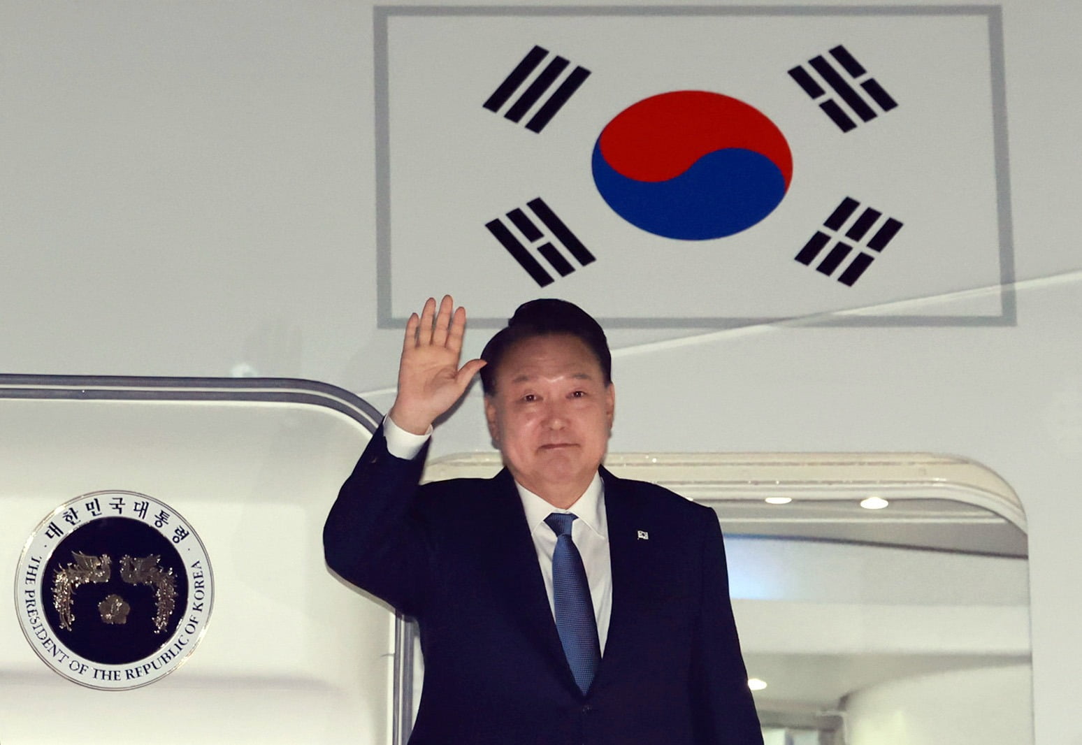 윤석열 대통령이 11월 21일 31차 아시아태평양경제협력체(APEC) 및 19차 주요 20개국(G20) 정상회의 일정을 마친 뒤 성남 서울공항에 도착, 전용기인 공군 1호기에서 인사하고 있다. 사진=연합뉴스