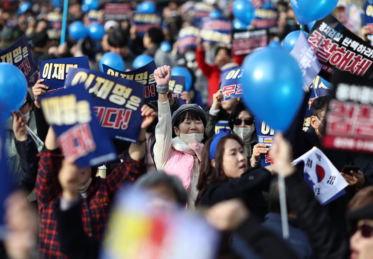 25일 오후 서울중앙지법에서 열린 더불어민주당 이재명 대표의 ‘위증교사 혐의' 사건 1심 선고가 무죄 판결되자 서울중앙지검 인근에서 지지자들이 기뻐하고 있다. / 사진=연합뉴스