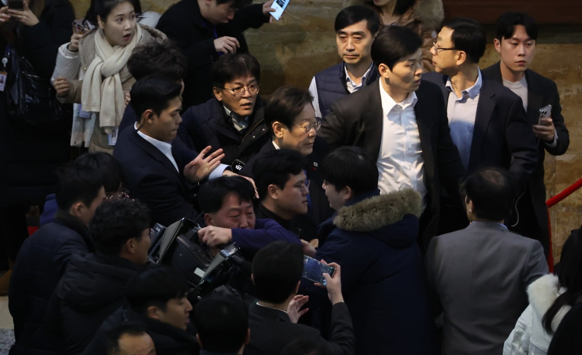 비상계엄 선포 직후 '월담'해 국회에 진입한 이재명 더불어민주당 대표가 4일 새벽 본회의장에 들어가고 있다. / 사진=연합뉴스