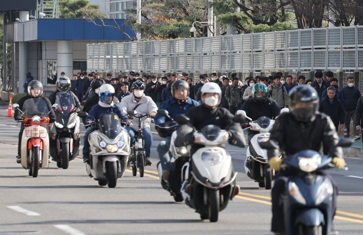  5일 오후 울산시 북구 현대자동차 명촌정문에서 오전조 근무자들이 2시간 일찍 퇴근하고 있다./사진=연합뉴스