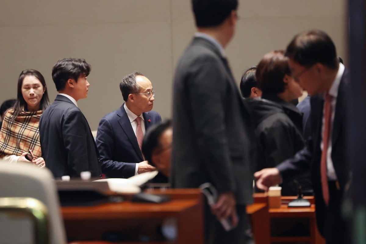 국민의힘 추경호 원내대표를 비롯한 의원들이 6일 오후 서울 여의도 국회에서 의원총회가 정회된 뒤 대화하고 있다. 사진=연합뉴스