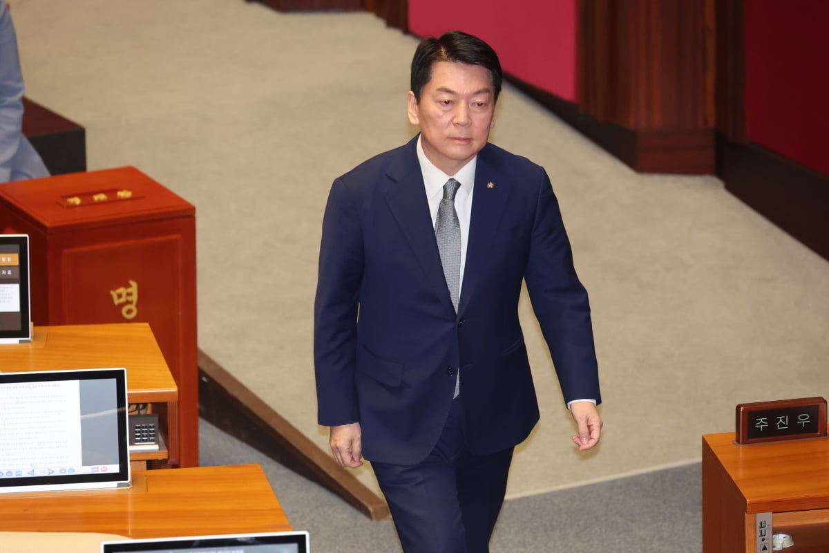 국민의힘 안철수 의원이 7일 오후 국회 본회의에서 윤석열 대통령의 탄핵소추안에 대해 투표한 뒤 본회의장을 나가고 있다.  / 사진=연합뉴스