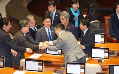 [속보] 與 김상욱, 탄핵 표결 참여…민주당 의원들 환호 [영상]