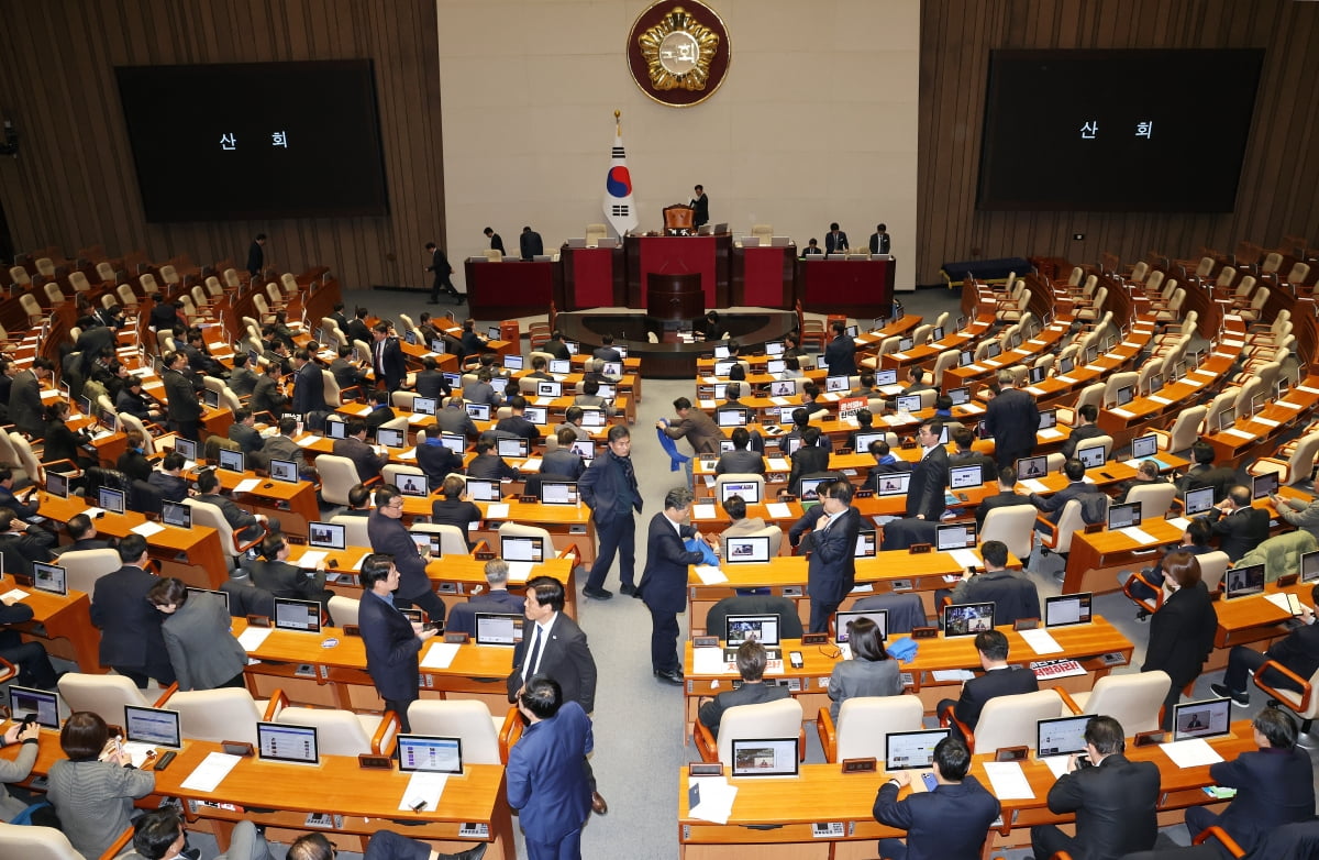 우원식 국회의장이 7일 오후 국회 본회의에서 윤석열 대통령의 슬롯사이트 2025년소추안에 대해 의결 정족수 부족으로 '투표 불성립'을 선언하자 의원들이 나가고 있다./사진=연합뉴스