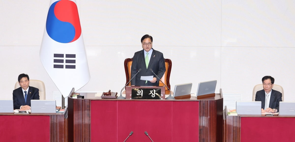 우원식 국회의장이 7일 오후 국회 본회의에서 윤석열 대통령의 탄핵소추안에 대해 의결 정족수 부족으로 '투표 불성립'을 선언하고 있다. 사진=연합뉴스