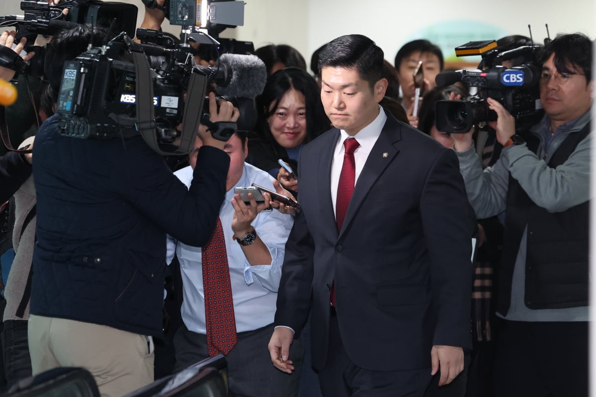 국민의힘 김재섭 의원(서울 도봉갑)이 11일 오후 서울 여의도 국회 소통관에서 윤석열 대통령 탄핵소추안에 대해 찬성 입장을 밝히고, 당론 채택을 요구하는 기자회견을 한 뒤 취재진에 둘러싸여 있다. / 사진=연합뉴스