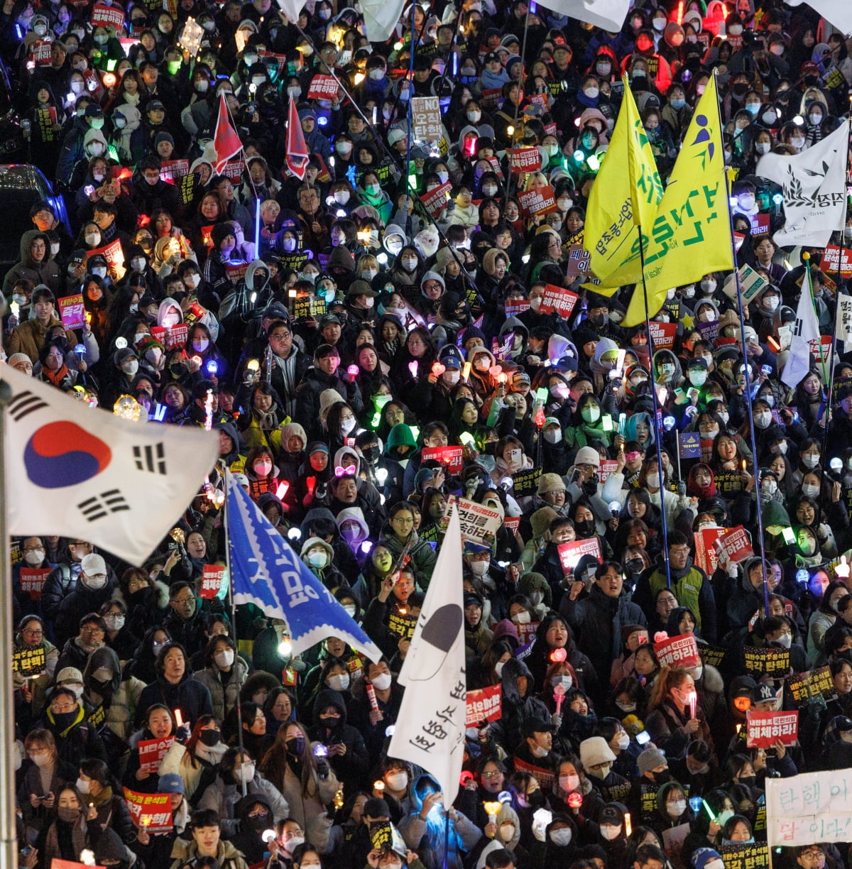 비상계엄 후폭풍이 계속되고 있는 11일 오후 서울 여의도 국회 앞에서 열린 윤석열 대통령 탄핵 촉구 촛불 집회 참가 시민들이 촛불과 응원봉을 들고 국민의힘 당사를 향해 행진하고 있다. /사진=연합뉴스