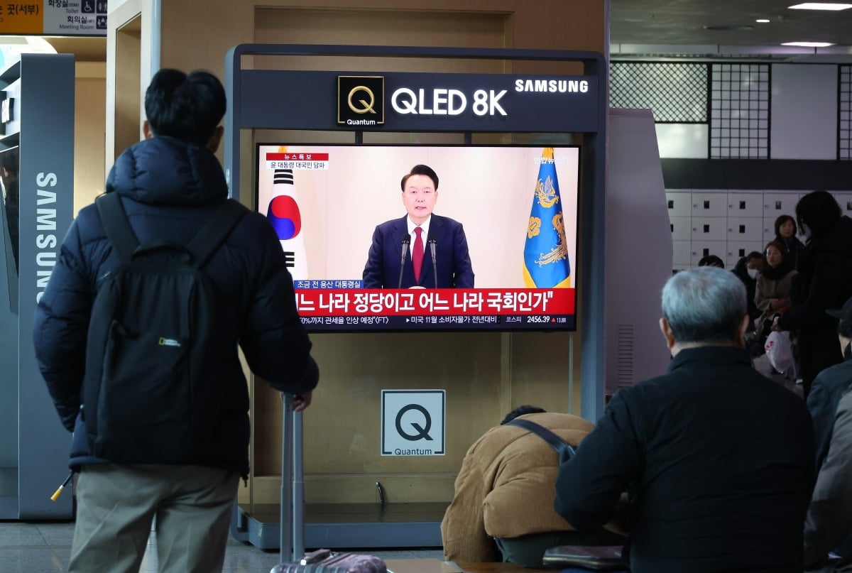 12일 오전 서울역에서 시민들이 윤석열 대통령 담화를 TV로 보고 있다. /사진=연합뉴스