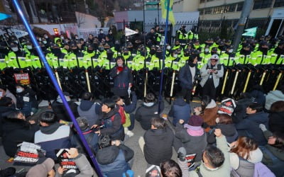 [속보] '尹 탄핵집회' 참가자-경찰, 용산 관저 100ｍ 앞 대치