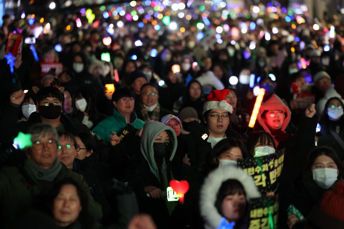 12일 오후 서울 영등포구 국회 앞에서 열린 윤석열 대통령 탄핵 촉구 촛불 집회에 참석한 시민들이 응원봉을 흔들며 구호를 외치고 있다./사진=연합뉴스