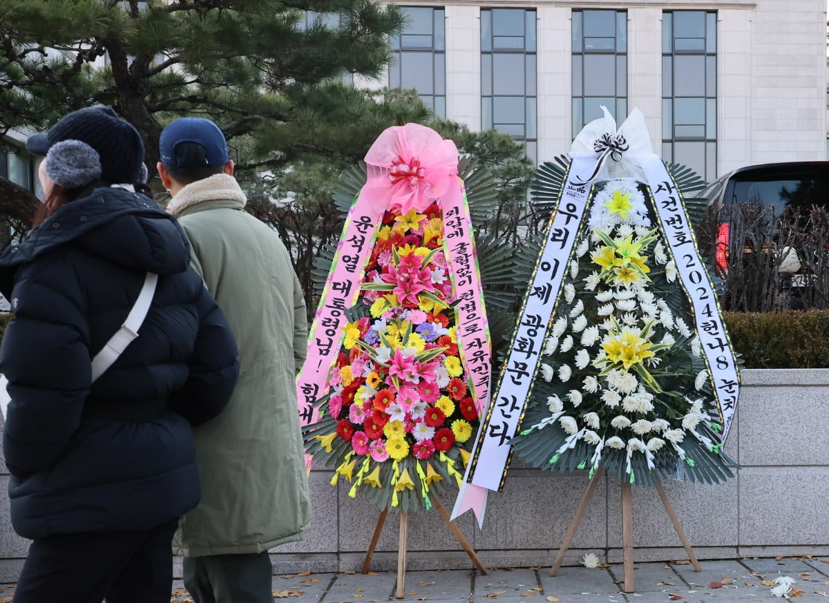 헌법재판소는 14일 윤석열 대통령에 대한 국회의 탄핵소추의결서를 접수하고 탄핵심판 절차를 시작했다. 15일 서울 종로구 헌법재판소 앞에 탄핵 찬반 화환이 놓여있다. /사진=연합뉴스