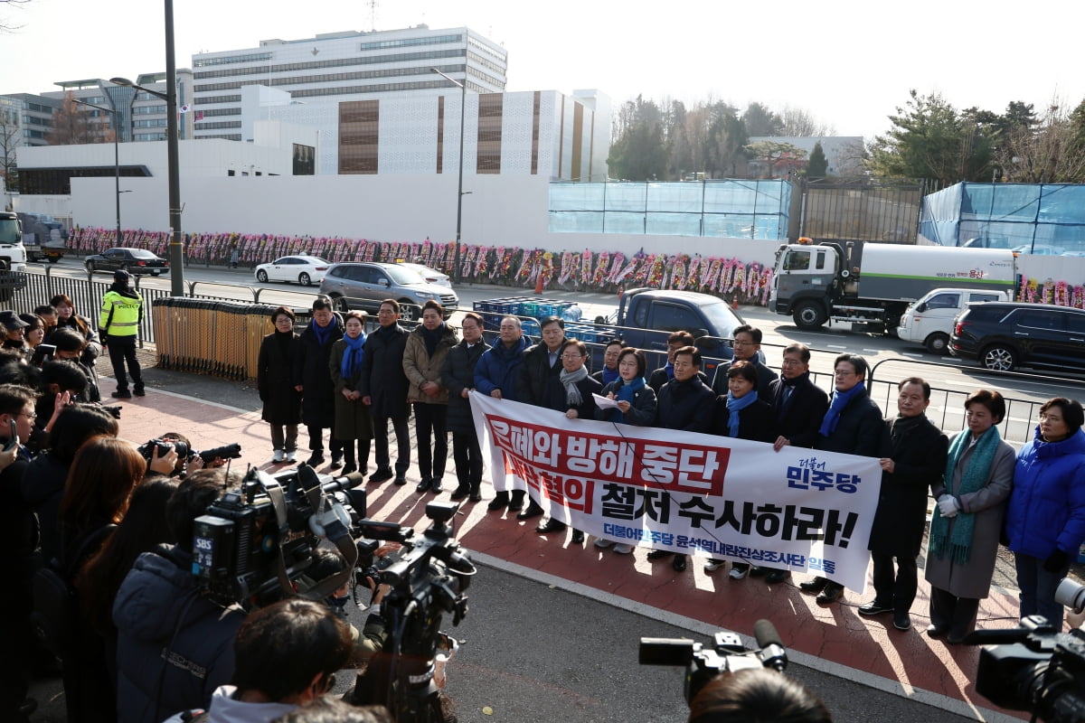 더불어민주당 윤석열내란진상조사단 추미애 단장이 16일 오전 서울 용산 슬롯 머신 게임 인근에서 열린 ‘내란 혐의 철저 수사 촉구’ 기자회견에서 발언하고 있다. 사진=연합뉴스