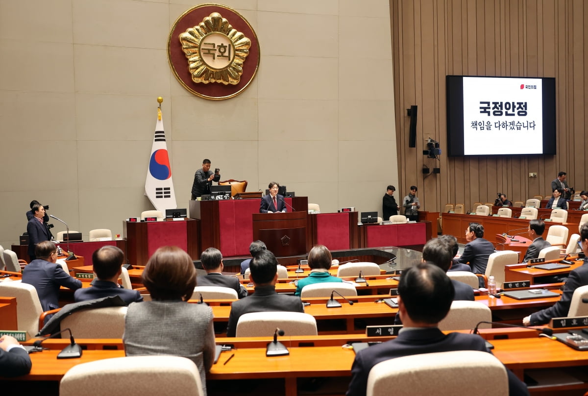 권성동 국민의힘 대표 권한대행 겸 원내대표가 18일 서울 여의도 국회에서 열린 비상의원총회에서 발언하고 있다./ 사진=연합뉴스