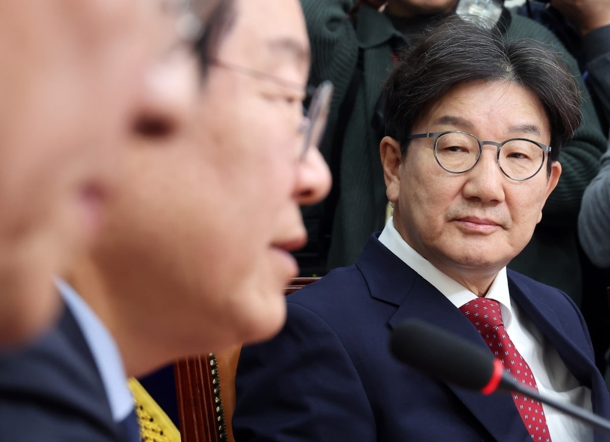 국민의힘 권성동 대표 권한대행 겸 원내대표가 18일 오후 서울 여의도 국회에서 더불어민주당 이재명 대표를 예방, 이 대표의 발언을 듣고 있다. 사진=연합뉴스