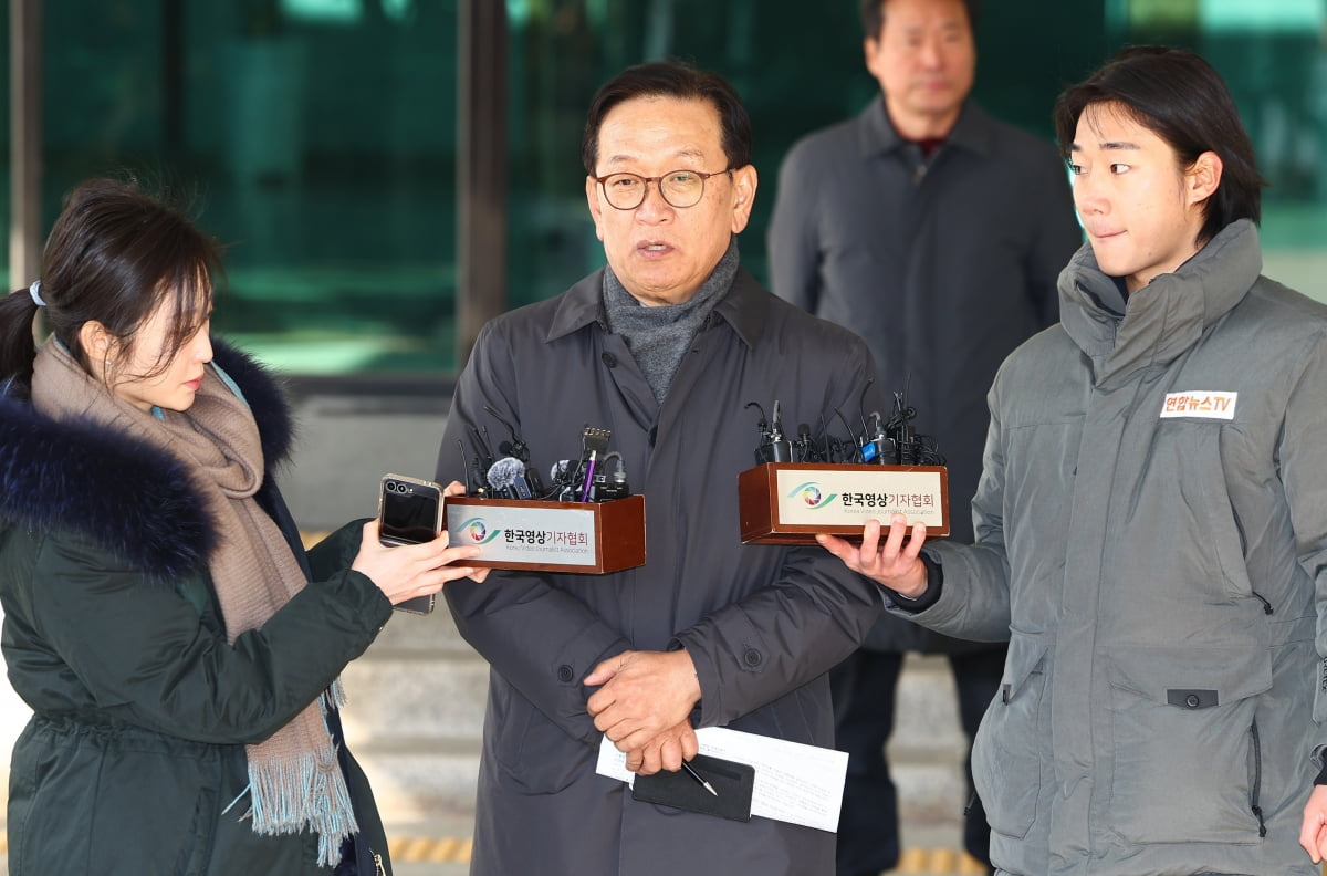  '12·3 비상계엄 사태'로 수사와 탄핵심판을 받게 된 윤석열 대통령의 변호인단 구성에 참여한 석동현 변호사가 19일 오후 서울 서초구 서울고검 앞에서 입장을 밝히고 있다. 사진=연합뉴스