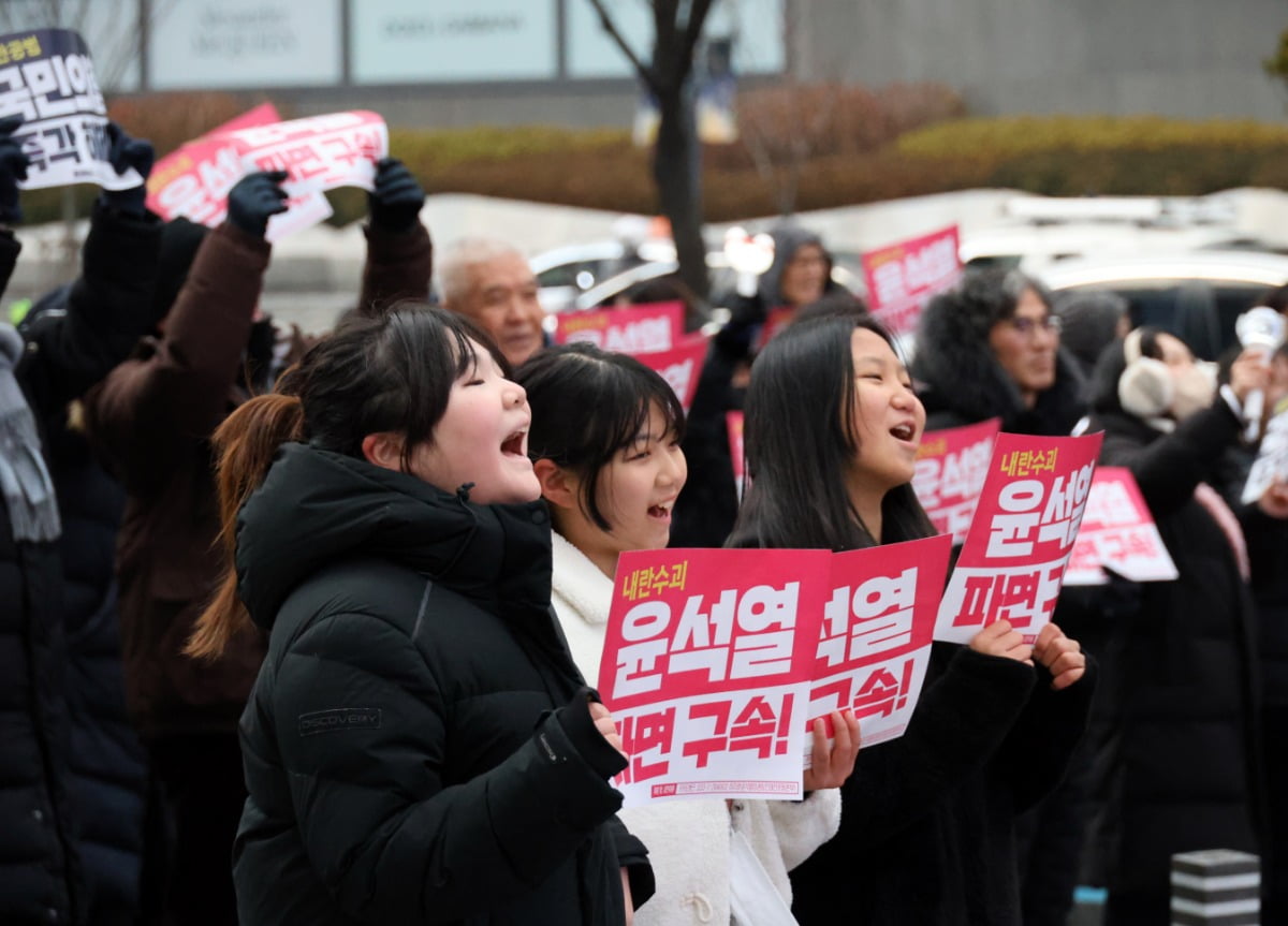 윤석열 대통령 탄핵소추안 가결 후 첫 주말을 맞은 21일 오후 대전시민들이 영하권의 추운 날씨에도 대전 서구 은하수 네거리에 모여 윤 대통령의 조속한 체포와 헌법재판소의 탄핵 인용을 촉구하고 있다. /사진=연합꽁 머니 카지노