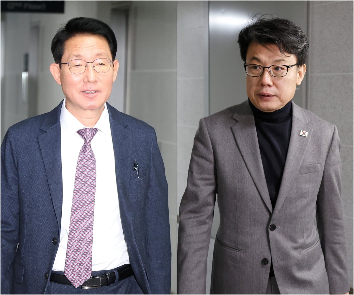 김상훈 국민의힘 정책위의장(사진 왼쪽)과 진성준 더불어민주당 정책위의장(사진 오른쪽)이 24일 오전 서울 여의도 국회 의원회관에서 여야 합의로 처리할 민생법안을 논의하기 위해 각각 이동하고 있다. 사진=연합뉴스