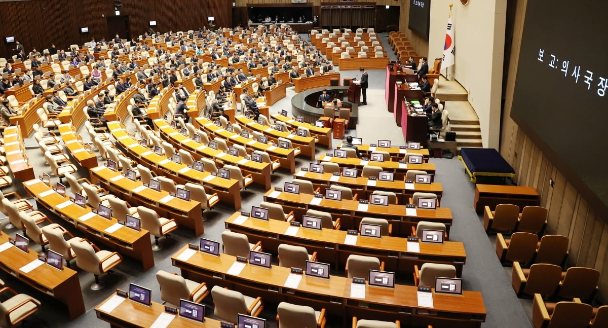  정명호 국회 의사국장이 26일 열린 국회 본회의에서 더불어민주당이 발의한 한덕수 대통령 권한대행 국무총리에 대한 탄핵소추안과 관련해 보고하고 있다. /사진=연합뉴스