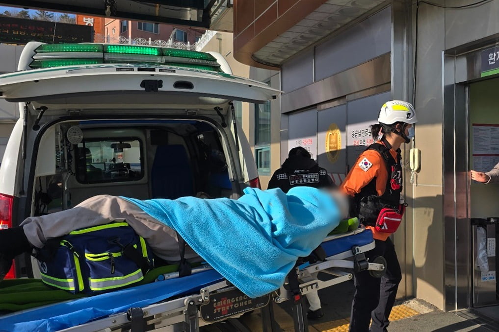  29일 오전 전남 무안국제공항에서 발생한 여객기 사고에서 구조된 승무원이 소방대원들에 의해 목포의 한 병원으로 이송되고 있다. 사진=연합슬롯 무료 사이트