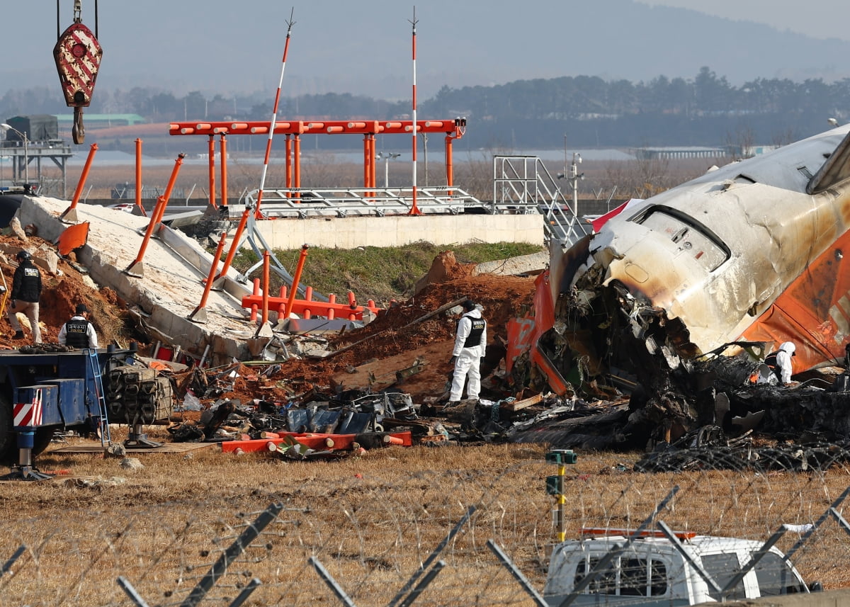 무료 슬롯 머신국제공항 제주항공 여객기 충돌 폭발 사고 현장에서 경찰 과학수사대가 활주로 인근의 방위각 시설(로컬라이저)을 살피고 있다./사진=연합뉴스