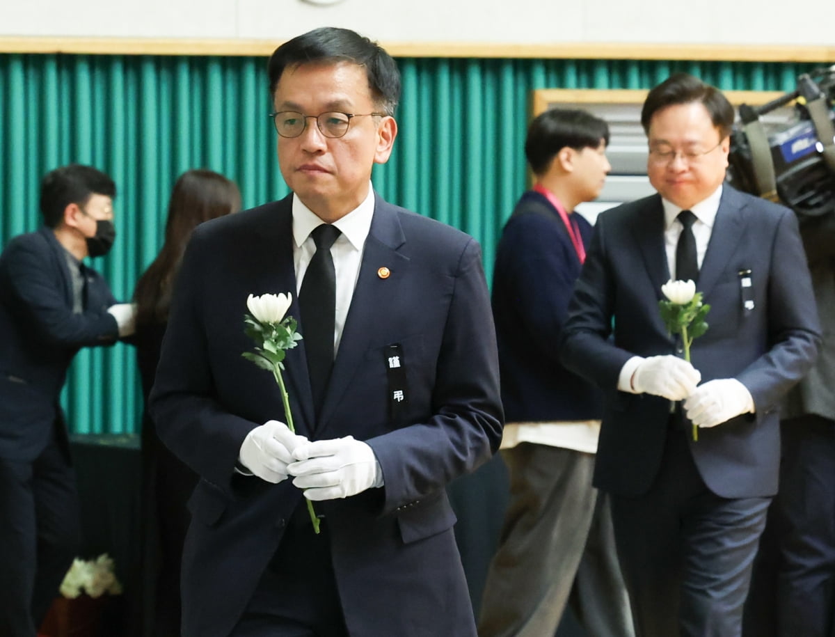 최상목 대통령 권한대행 부총리 겸 기획재정부 장관이 30일 전남 무안 스포츠파크에 마련된 제주항공 여객기 사고 희생자 합동분향소에서 헌화하고 있다./사진=연합뉴스