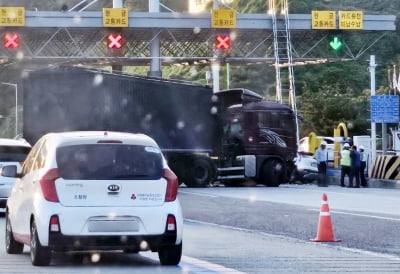 "톨케이트 수납원 직고용 의무없다"…운영사 첫 승소 이끈 광장