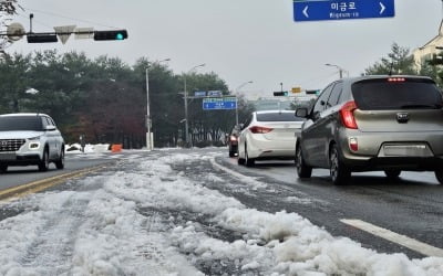 "눈 그친 지 언젠데…" 역대급 폭설에 제설 미비로 곳곳 불편