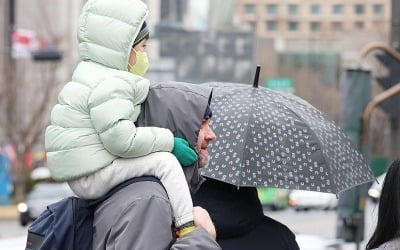 전국 구름 많고 곳곳 눈비 내려요…낮 최고 6∼12도